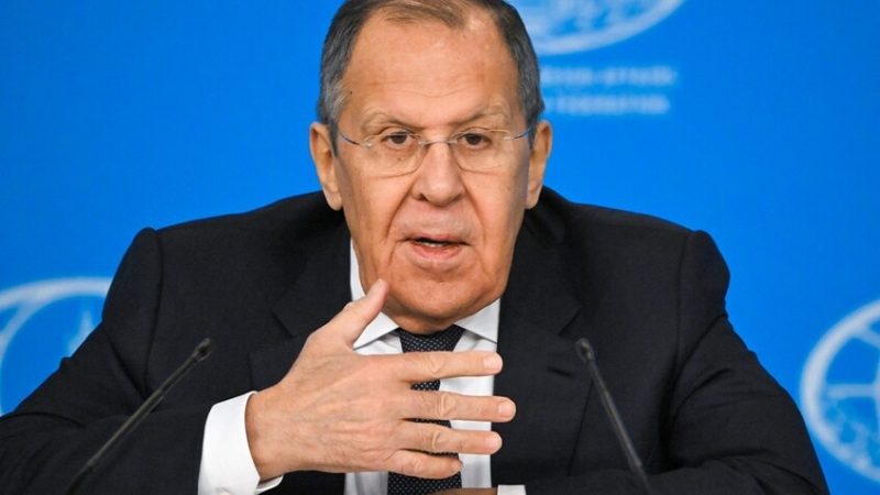 “القادة الناضجون يتصرفون بطريقة مختلفة”.. لافروف يجدد انتقاده لماكرون