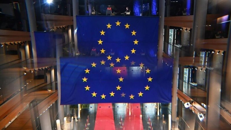 الاتحاد الأوروبي يخطط لاستهداف ثماني مصاف نفطية روسية في حزمة عقوبات جديدة