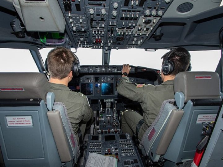 أقلعت من دولة خليجية.. طائرة استطلاع أمريكية تحلق فوق مضيق هرمز قرب الحدود الإيرانية