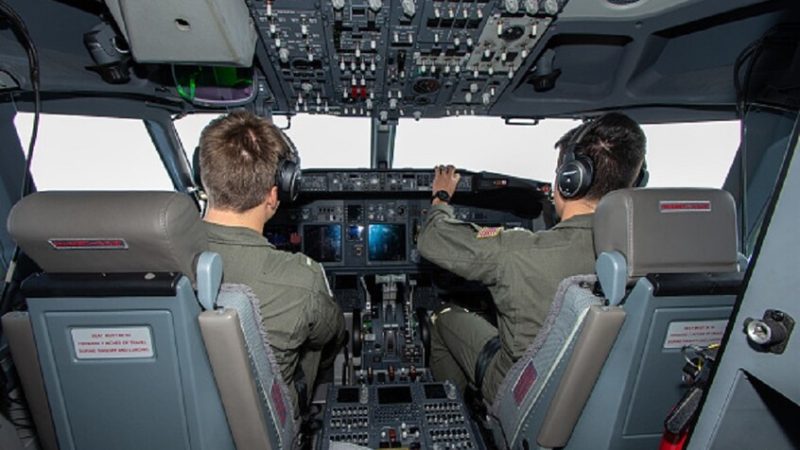 أقلعت من دولة خليجية.. طائرة استطلاع أمريكية تحلق فوق مضيق هرمز قرب الحدود الإيرانية