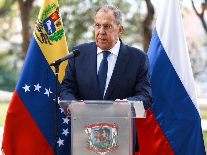 لافروف: نجدد التعبير عن تضامننا مع شعبي فنزويلا وكوبا
