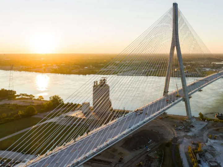 ترامب يهدد بعرقلة افتتاح جسر “جوردي هاو” ويطالب كندا بنصف ملكيته