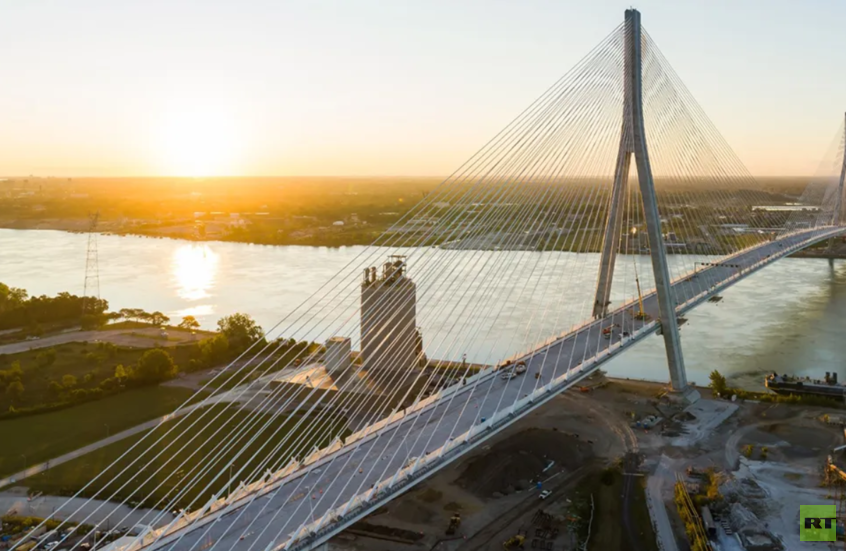 ترامب يهدد بعرقلة افتتاح جسر “جوردي هاو” ويطالب كندا بنصف ملكيته