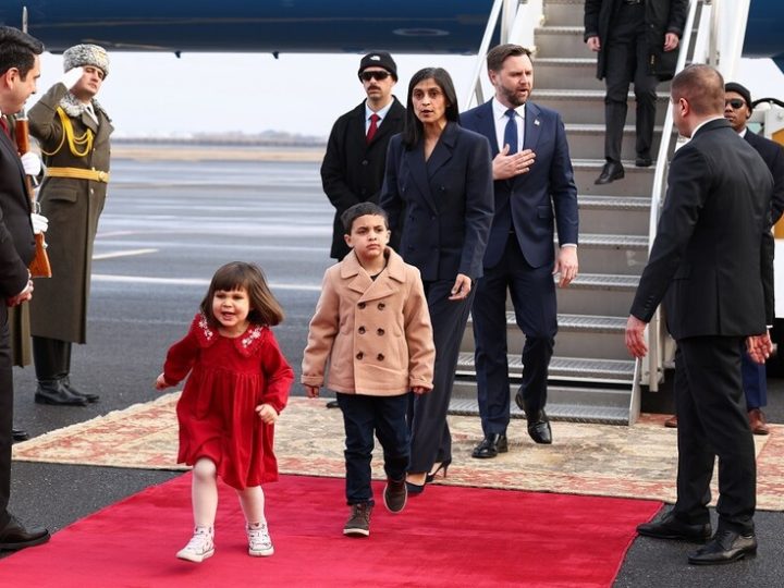 تفصيل غير مألوف لمراسم استقبال فانس في مطار يريفان