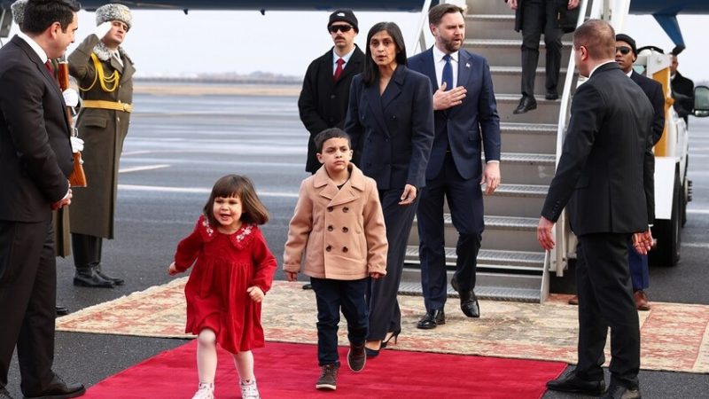 تفصيل غير مألوف لمراسم استقبال فانس في مطار يريفان