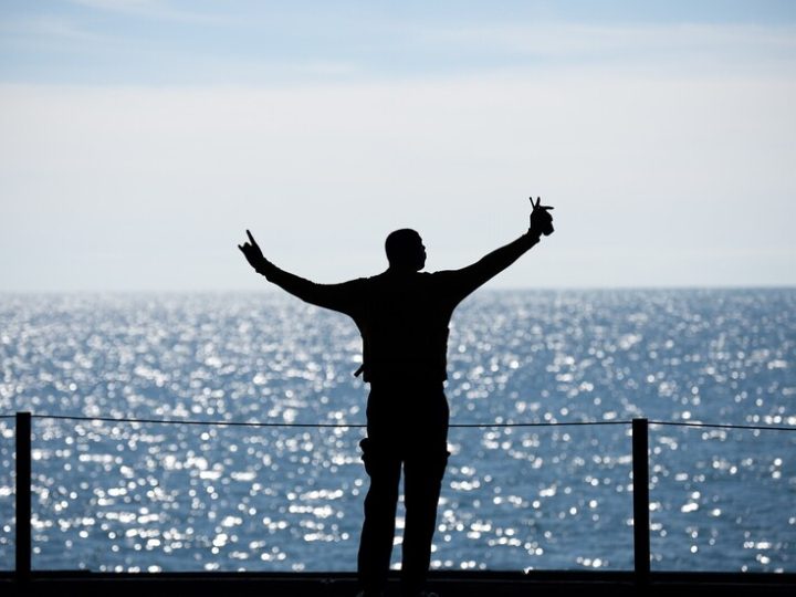 أدميرال بحري يحدث الطريقة الأمريكية لمواجهة فنزويلا وإيران!