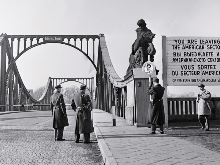 جسر في ذروة الحرب الباردة.. واحد مقابل ثلاثة!