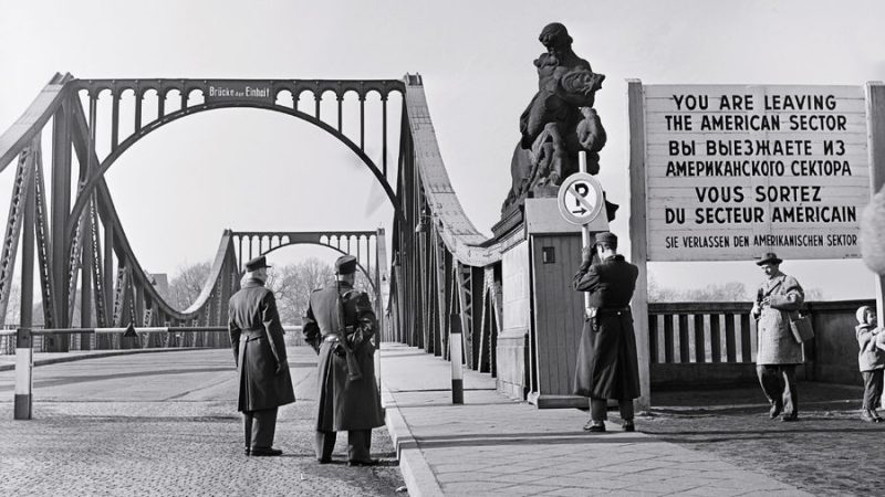جسر في ذروة الحرب الباردة.. واحد مقابل ثلاثة!