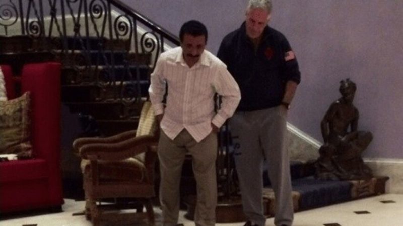 “قطعة من ستار الكعبة” وشخصية عربية بصحبة إبستين تفتح باب التساؤلات (صور)