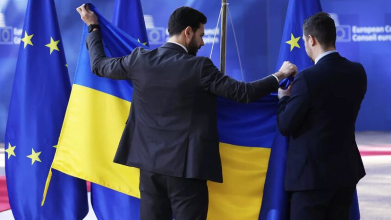 “بوليتيكو”: الاتحاد الأوروبي يدرس منح أوكرانيا عضوية جزئية بحلول 2027