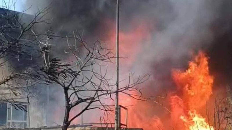 انفجار ونيران هائلة.. حريق مروع بمنطقة صناعية في مصر