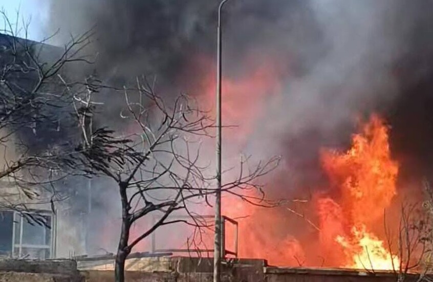 انفجار ونيران هائلة.. حريق مروع بمنطقة صناعية في مصر