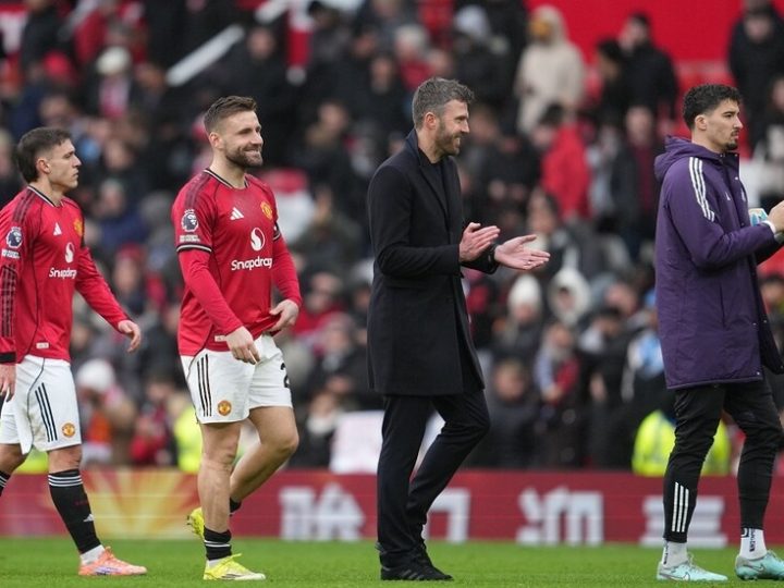 يبدو أنه لن يحلق شعره طوال حياته.. مانشستر يونايتد يخيب أمل مشجع (فيديو)