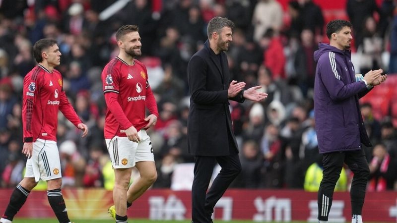 يبدو أنه لن يحلق شعره طوال حياته.. مانشستر يونايتد يخيب أمل مشجع (فيديو)