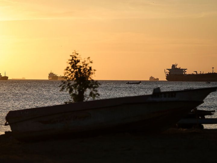 فنزويلا تنفي تقارير عن تصدير النفط إلى إسرائيل وتصفها بـ” الكاذبة”