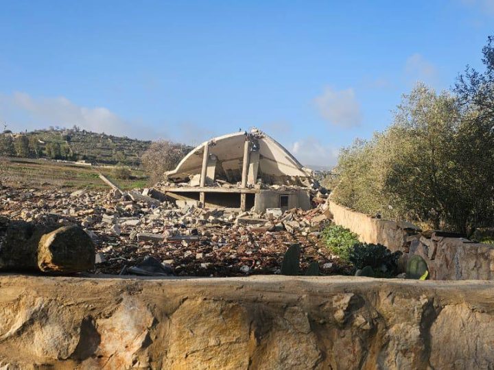 مراسلنا: إسرائيل تقصف منزلا مأهولا في بليدا ثم تدمره ببراميل متفجرة