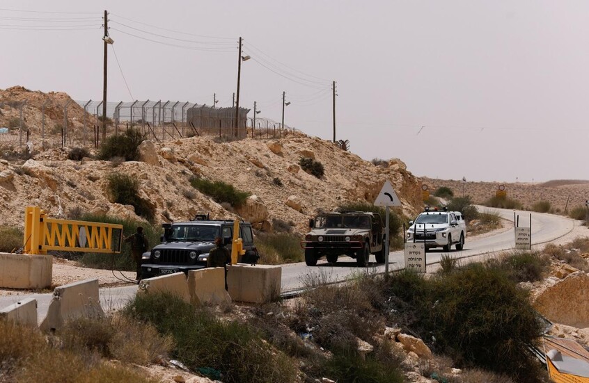 عشرات الشاحنات البيضاء على الحدود المصرية تثير قلق الإسرائيليين