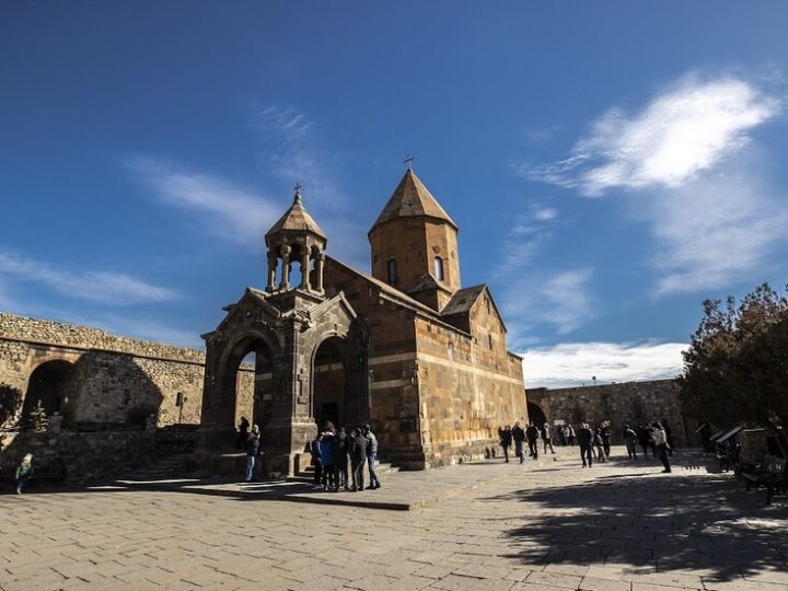 البرلمان الأرمني يقر مشروع قانون يجرد الكنائس من حق ملكية الأراضي