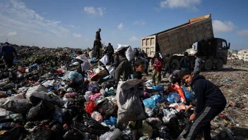 برنامج الأمم المتحدة الإنمائي يبدأ بإزالة مكب نفايات ضخم “ابتلع” سوقا تجارية في قلب غزة