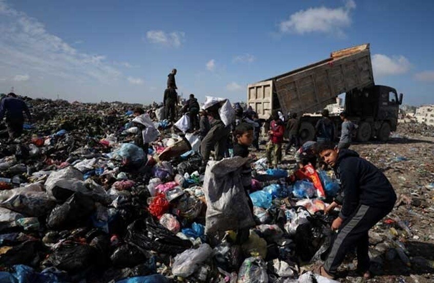 برنامج الأمم المتحدة الإنمائي يبدأ بإزالة مكب نفايات ضخم “ابتلع” سوقا تجارية في قلب غزة