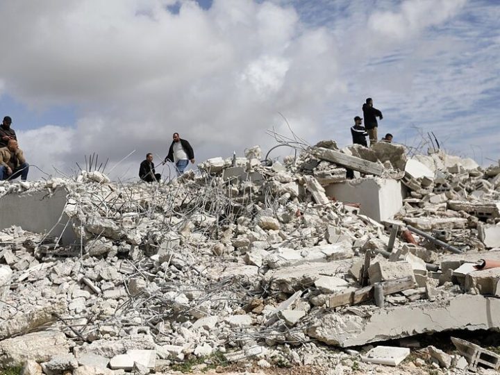 المستوطنون يهاجمون قرية في الضفة الغربية ويطردون أهلها