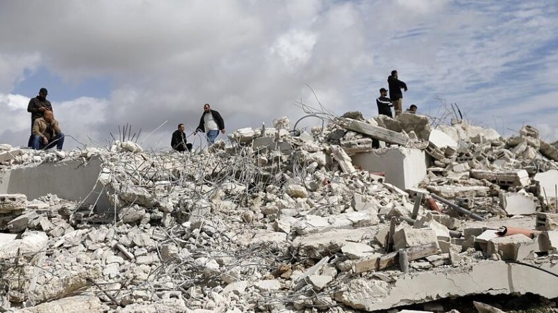 المستوطنون يهاجمون قرية في الضفة الغربية ويطردون أهلها