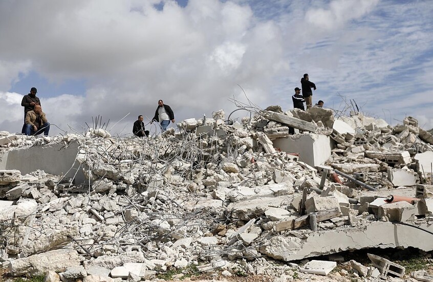 المستوطنون يهاجمون قرية في الضفة الغربية ويطردون أهلها