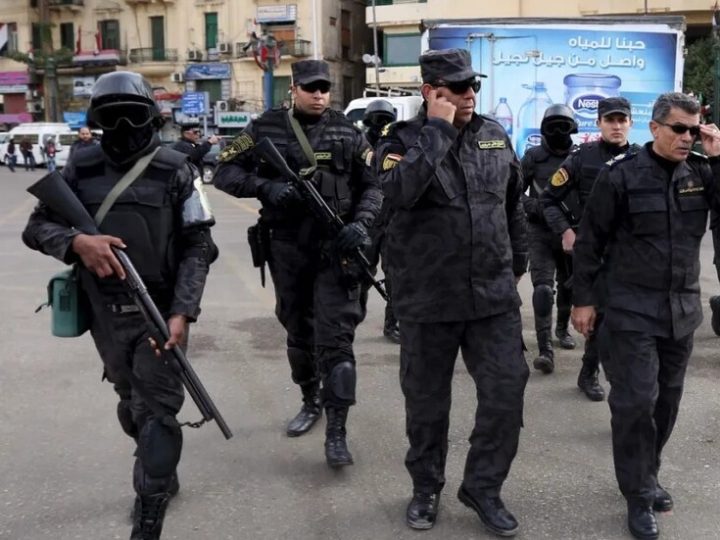 مصر.. صدور حكم مشدد على أفراد عصابة “الضباط المزيفين” والإريتري