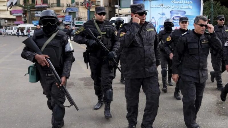 مصر.. صدور حكم مشدد على أفراد عصابة “الضباط المزيفين” والإريتري