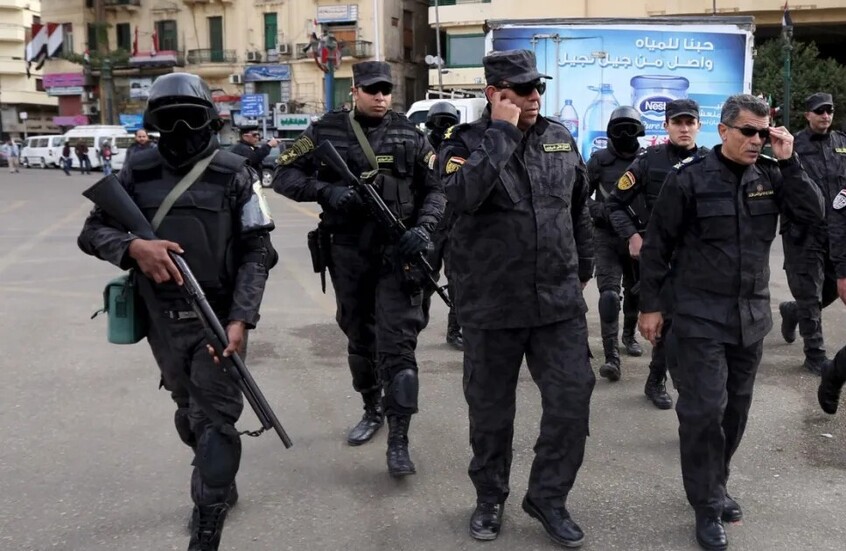 مصر.. صدور حكم مشدد على أفراد عصابة “الضباط المزيفين” والإريتري