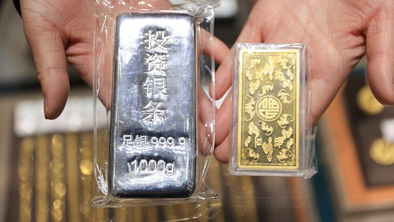 انخفاض كبير في سوق المعادن النفيسة بعد تراجع أسعارها عن قمم تاريخية