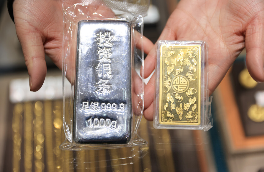 انخفاض كبير في سوق المعادن النفيسة بعد تراجع أسعارها عن قمم تاريخية