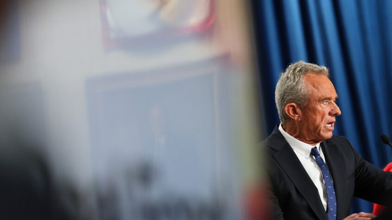 وزير الصحة الأمريكي: جائحة كورونا لم تخفني.. لأنني كنت أتعاطى المخدرات على مقاعد المراحيض!