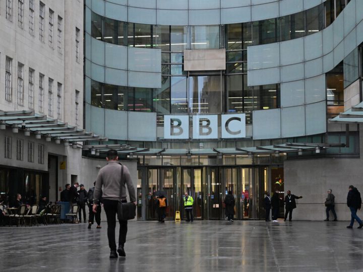 فايننشال تايمز: BBC تخفض نفقاتها بمئات الملايين بموجة قرارات “صعبة”