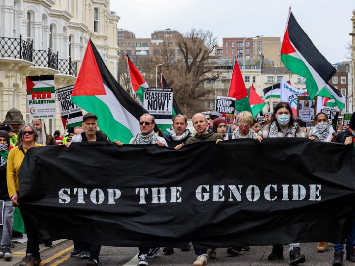 برايتون البريطانية… ناشطون يطرقون الأبواب ويطلبون من السكان مقاطعة إسرائيل