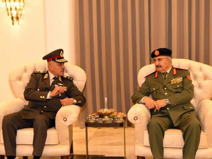 رئيس الأركان المصري يزور ليبيا ويلتقي خليفة وصدام وخالد حفتر