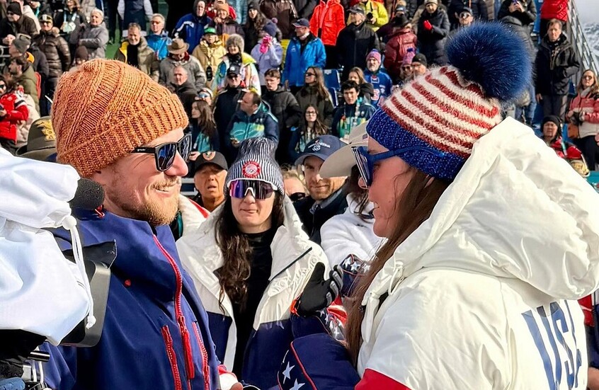 لحظة رومانسية أمام عدسات الكاميرات.. عامل بناء أمريكي بطل “مفاجاة” في أولمبياد 2026 (فيديو)