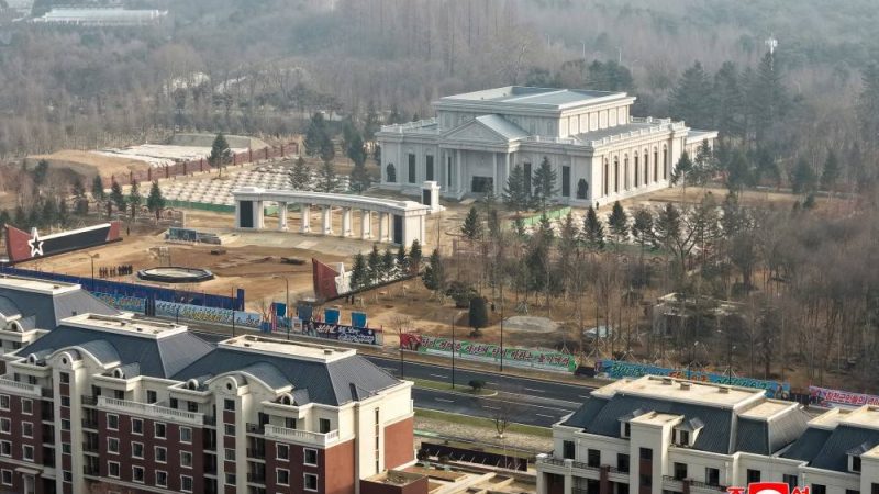 كيم يتفقد مشروع متحف تذكاري لجنود بلاده الذين شاركوا في تحرير كورسك (صور)