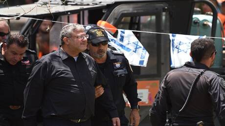 بن غفير يتفقد سجن عوفر ويشرف على تنكيل الأسرى الفلسطينيين (فيديوهات