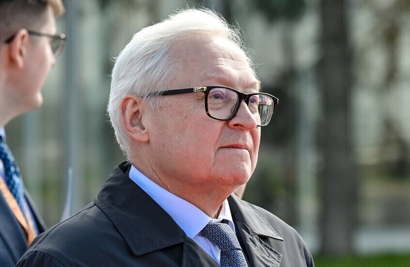 ريابكوف: “بريكس” تؤسس بنية تقنية مالية تنزع سلاح الابتزاز والعقوبات من يد واشنطن