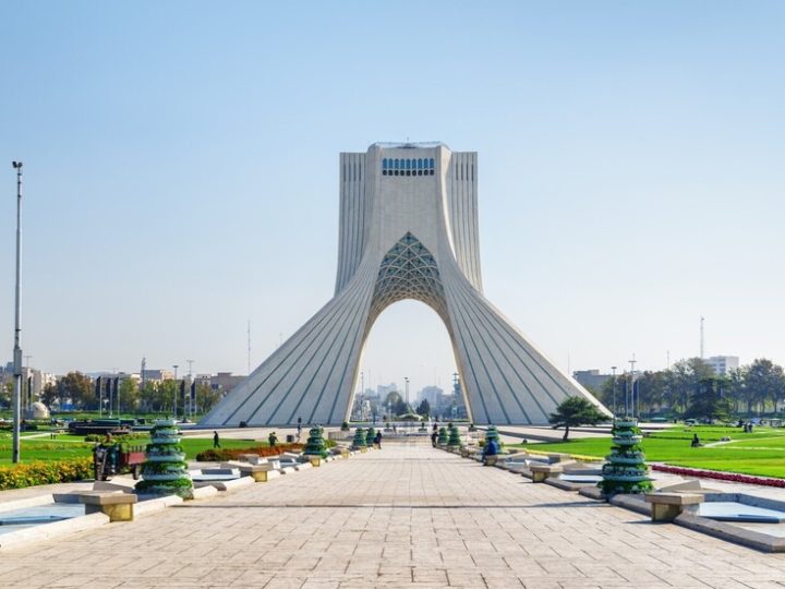 كندا تفرض عقوبات إضافية على إيران