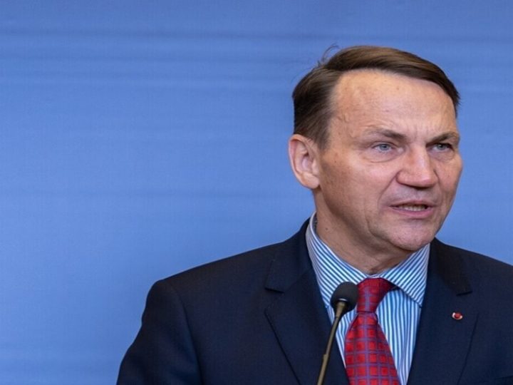 سيكورسكي يشكك في حق الولايات المتحدة في قيادة  مفاوضات التسوية الأوكرانية بسبب وضعها المادي