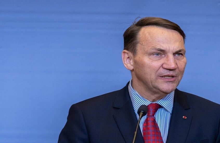 سيكورسكي يشكك في حق الولايات المتحدة في قيادة  مفاوضات التسوية الأوكرانية بسبب وضعها المادي