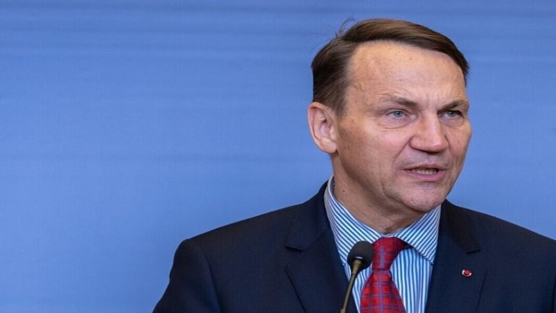 سيكورسكي يشكك في حق الولايات المتحدة في قيادة  مفاوضات التسوية الأوكرانية بسبب وضعها المادي