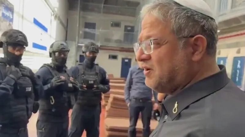 مكتب إعلام الأسرى الفلسطينيين يندد باقتحام بن غفير سجن عوفر: تصعيد خطير ورسالة انتقامية