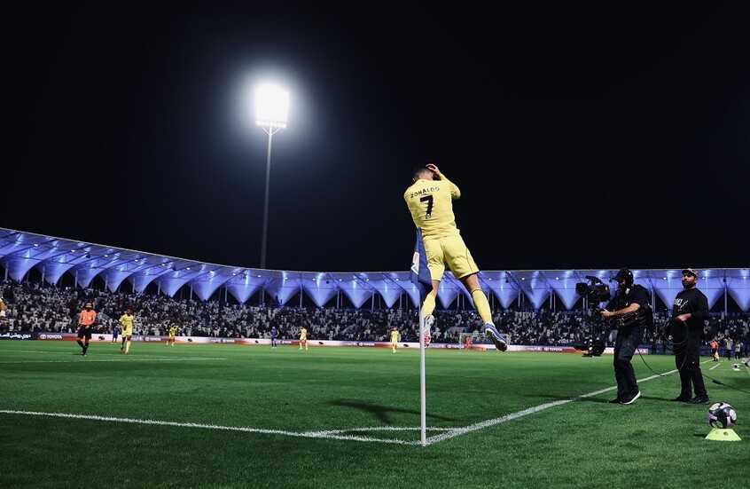 شاهد.. رونالدو يسقط على ظهره أثناء الاحتفال بطريقته الشهيرة