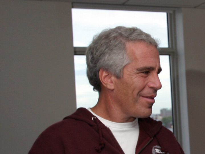 “الكتاب الأسود الصغير” للمجرم الجنسي إبستين يثير ضجة عالمية.. قائمة عناوين وأرقام هواتف شخصيات رفيعة