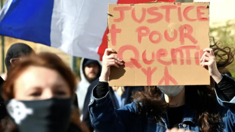 وزير العدل الفرنسي يتهم “اليسار الراديكالي” بالمسؤولية عن مقتل شاب من اليمين المتطرف في ليون