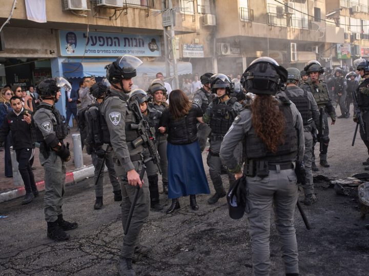 حاويات القمامة ملاذ الجنود الإسرائيليين