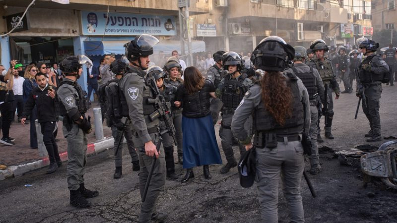 حاويات القمامة ملاذ الجنود الإسرائيليين